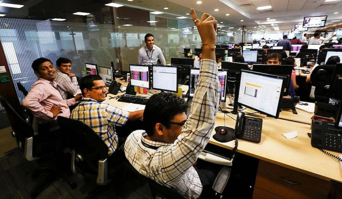 शेयर बाजार में ऐतिहासिक रिकवरी: निफ्टी ने 2025 का घाटा किया पूरा, सेंसेक्स में 1078 अंकों की बढ़ोतरी शेयर बाजार में ऐतिहासिक रिकवरी: निफ्टी ने 2025 का घाटा किया पूरा, सेंसेक्स में 1078 अंकों की बढ़ोतरी