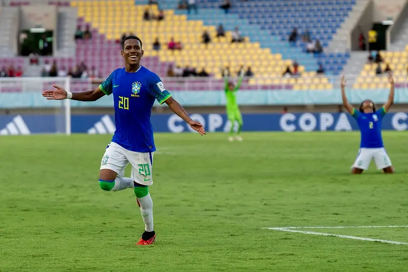 Altitude E Vômito: Estêvão Sai De Campo Em Partida Do Palmeiras Altitude E Vômito: Estêvão Sai De Campo Em Partida Do Palmeiras