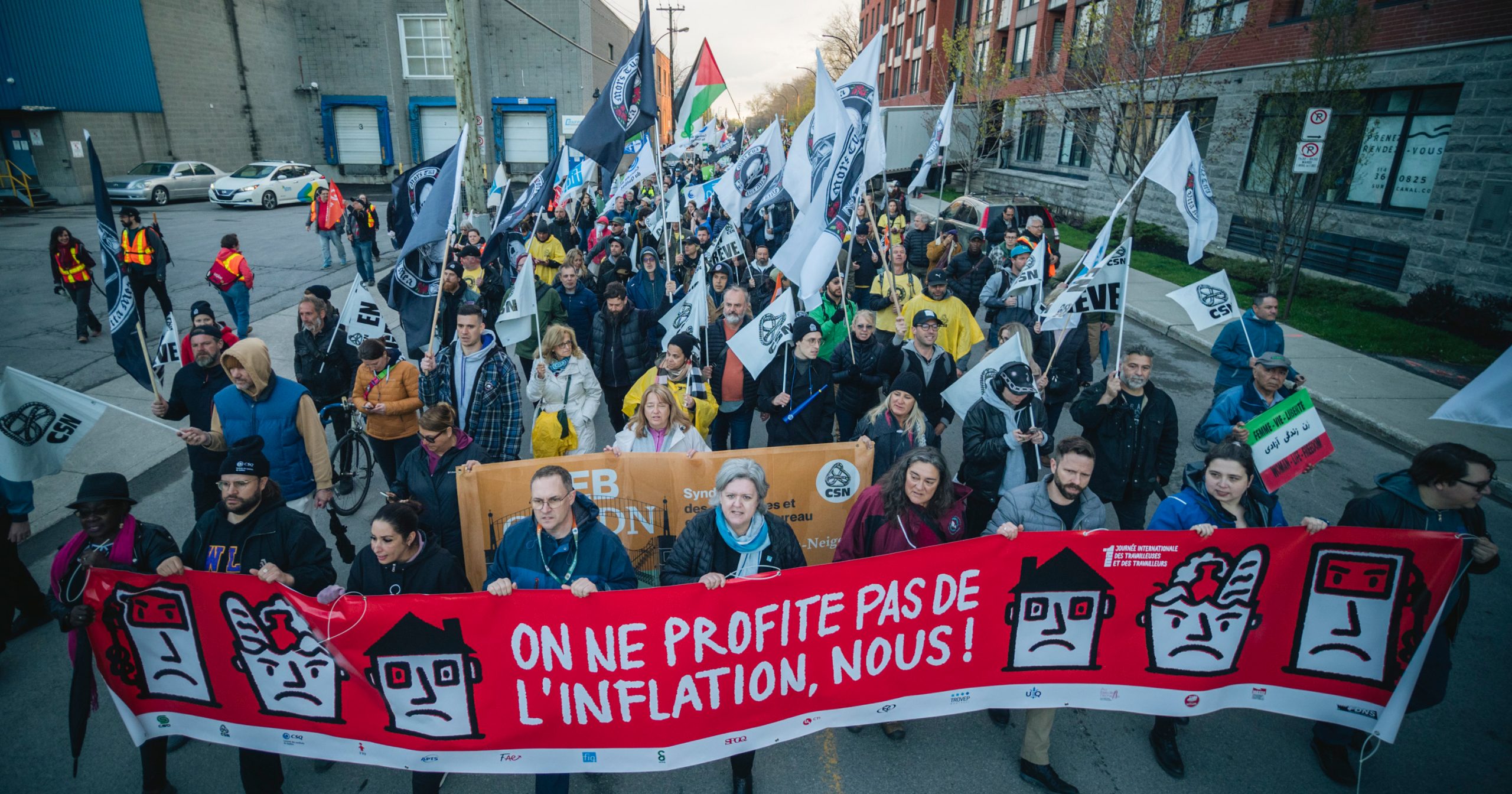 Amazon, Syndicat Des Travailleurs Et Travailleuses Du Commerce, Et Autres: Fermeture De L'entrepôt Devant Le Tribunal Du Travail Du Québec Amazon, Syndicat Des Travailleurs Et Travailleuses Du Commerce, Et Autres: Fermeture De L'entrepôt Devant Le Tribunal Du Travail Du Québec