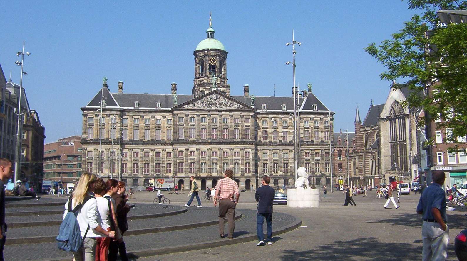 Amsterdam Dam Square: Driver Dies Following Car Explosion, Suicide Possible Amsterdam Dam Square: Driver Dies Following Car Explosion, Suicide Possible
