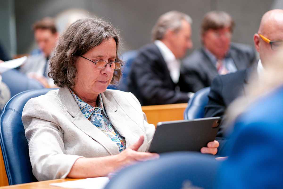 Asylum Minister Faber Survives No-Confidence Motion Asylum Minister Faber Survives No-Confidence Motion