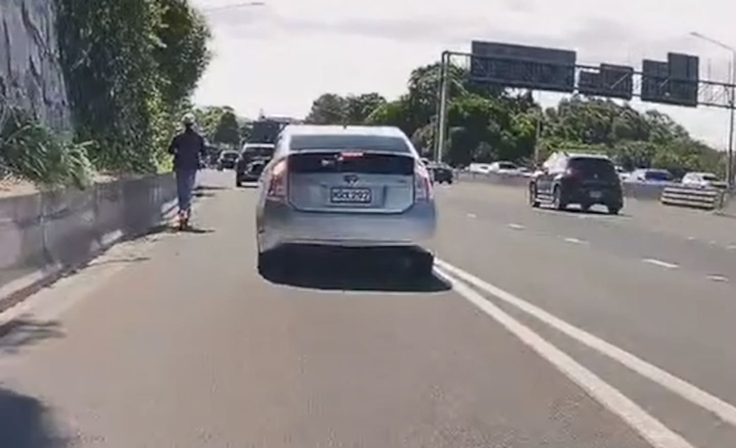 Auckland Southern Motorway E-Scooter Incident: Dashcam Captures Reckless Driving Auckland Southern Motorway E-Scooter Incident: Dashcam Captures Reckless Driving