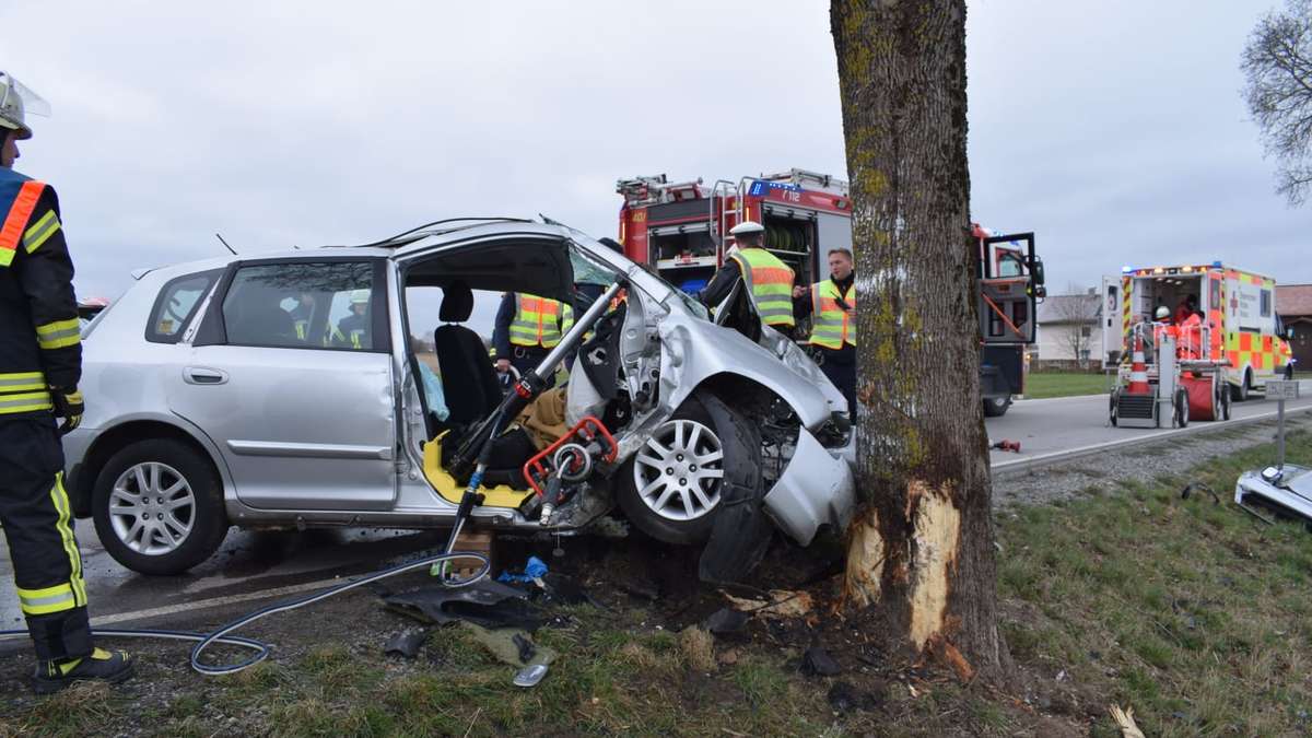 Auto Prallt Gegen Baum In Stemwede: Polizei Ermittelt Nach Unfall Bei Bad Essen Auto Prallt Gegen Baum In Stemwede: Polizei Ermittelt Nach Unfall Bei Bad Essen