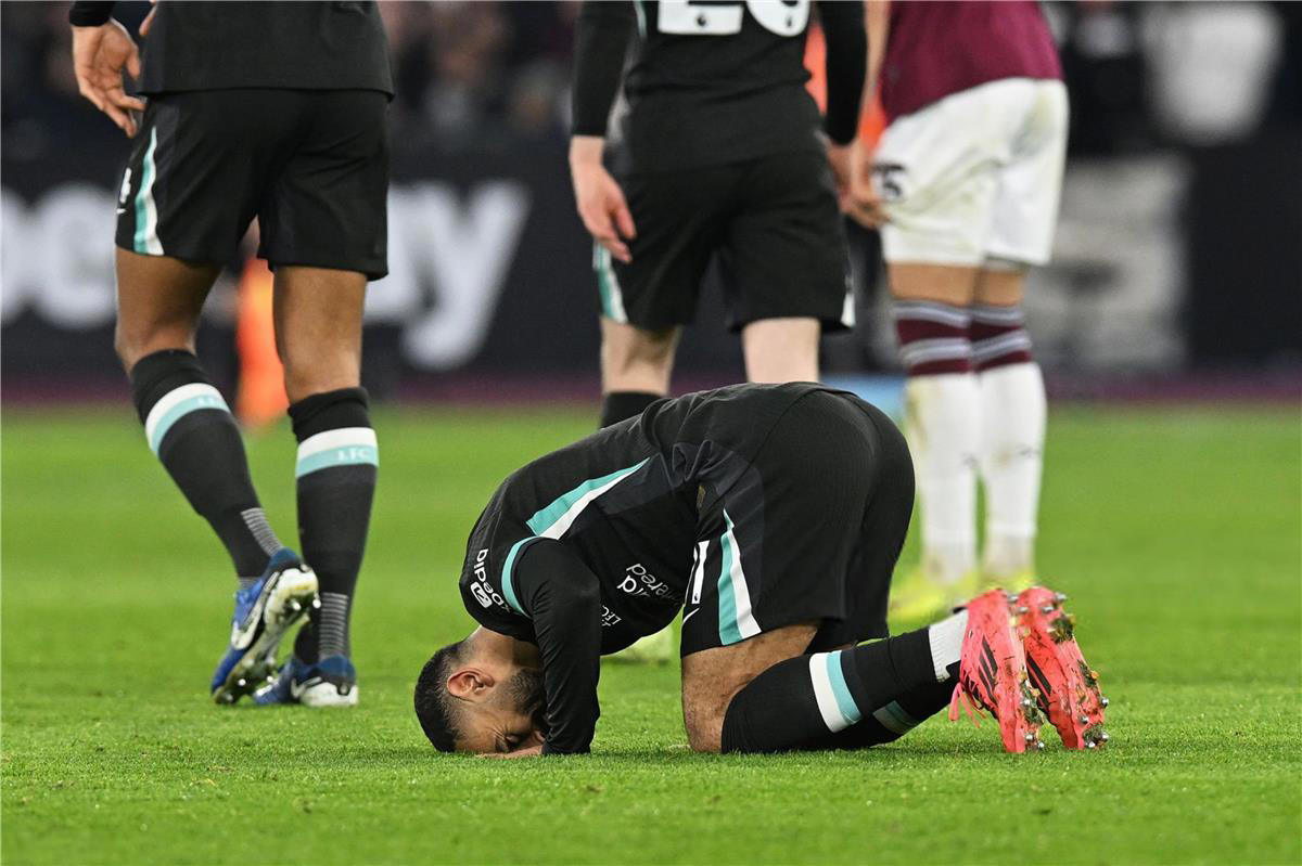 أيندهوفن يتوج بلقب الدوري الهولندي: موسم تاريخي أيندهوفن يتوج بلقب الدوري الهولندي: موسم تاريخي