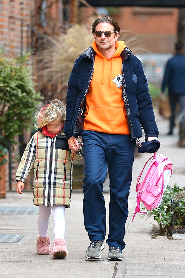 Bradley Cooper And 7-Year-Old Daughter Lea's Super Bowl Style Bradley Cooper And 7-Year-Old Daughter Lea's Super Bowl Style