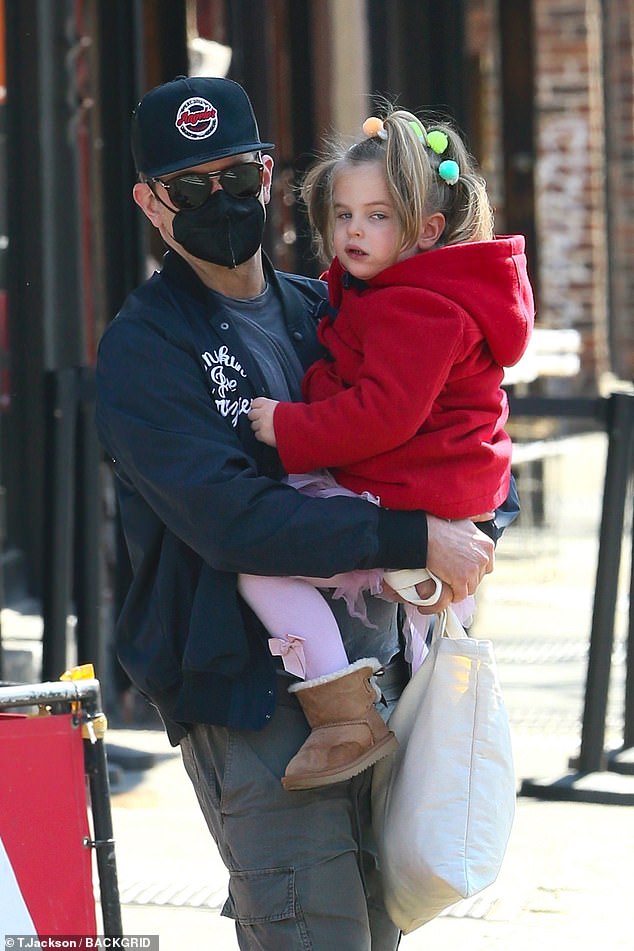 Bradley Cooper And Daughter Lea, 7, Twin In Matching Green Jackets At Super Bowl 2025 Bradley Cooper And Daughter Lea, 7, Twin In Matching Green Jackets At Super Bowl 2025