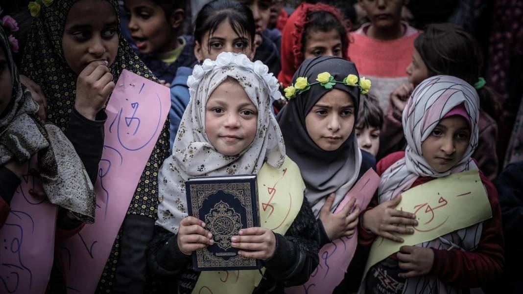 Çadırda Kuran Ezberi: Gazze'den Bir Öğrenme Öyküsü Çadırda Kuran Ezberi: Gazze'den Bir Öğrenme Öyküsü
