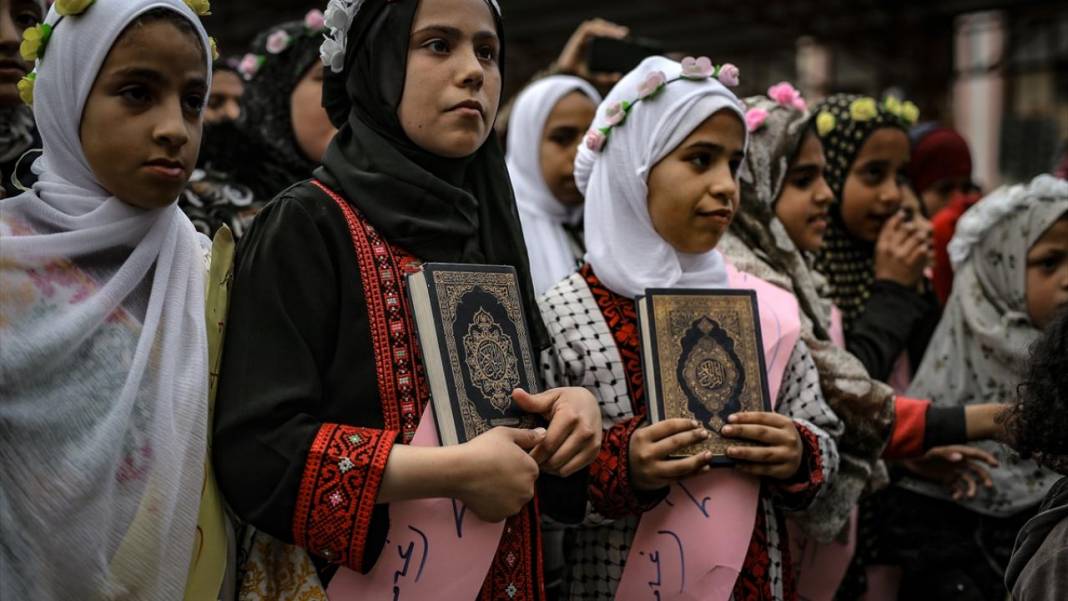 Çadırda Kuran Ezberi: Gazze'li Çocukların Başarı Öyküsü Çadırda Kuran Ezberi: Gazze'li Çocukların Başarı Öyküsü
