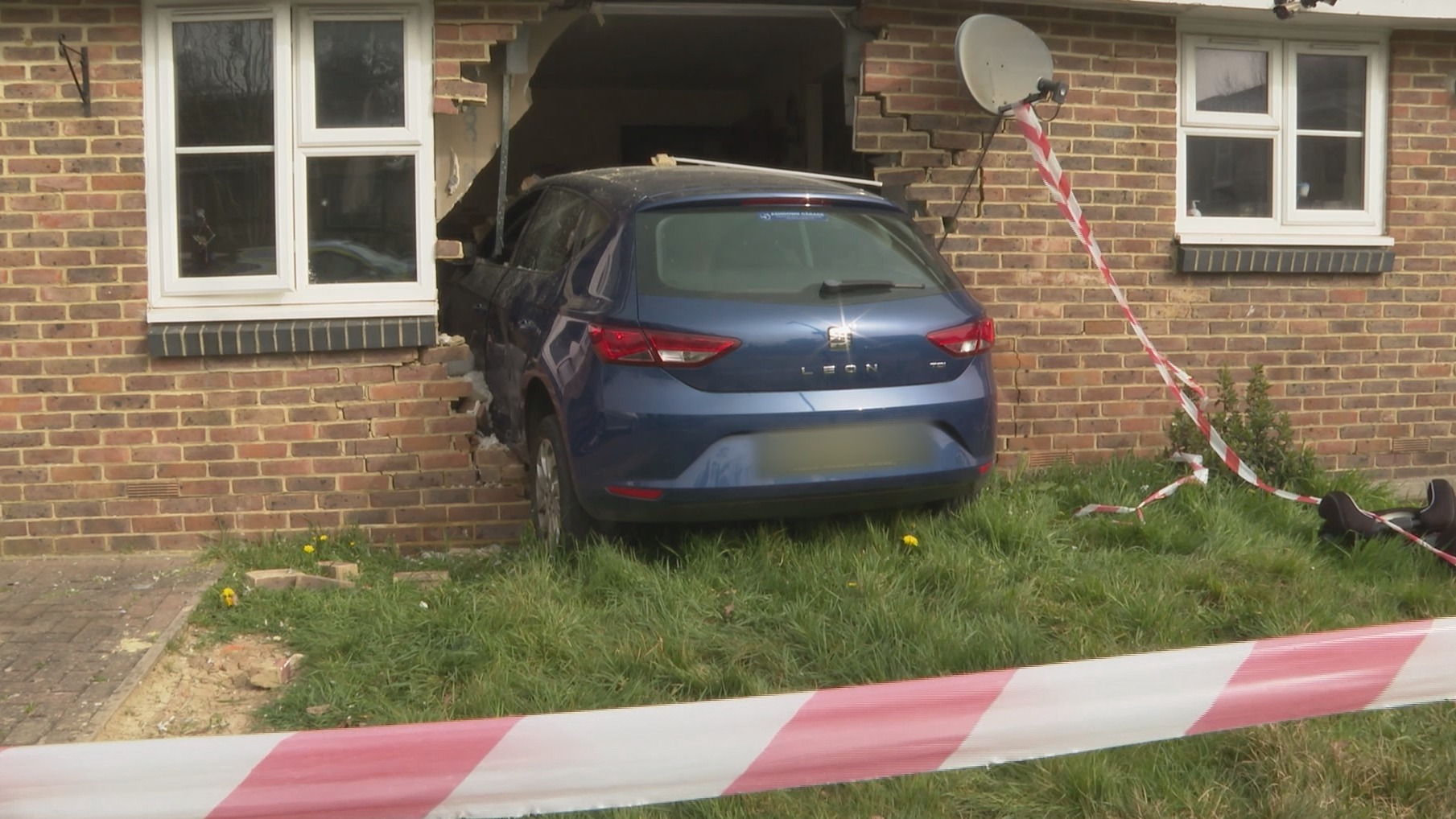 Car Crashes Into Jennifer Aniston's Home Car Crashes Into Jennifer Aniston's Home