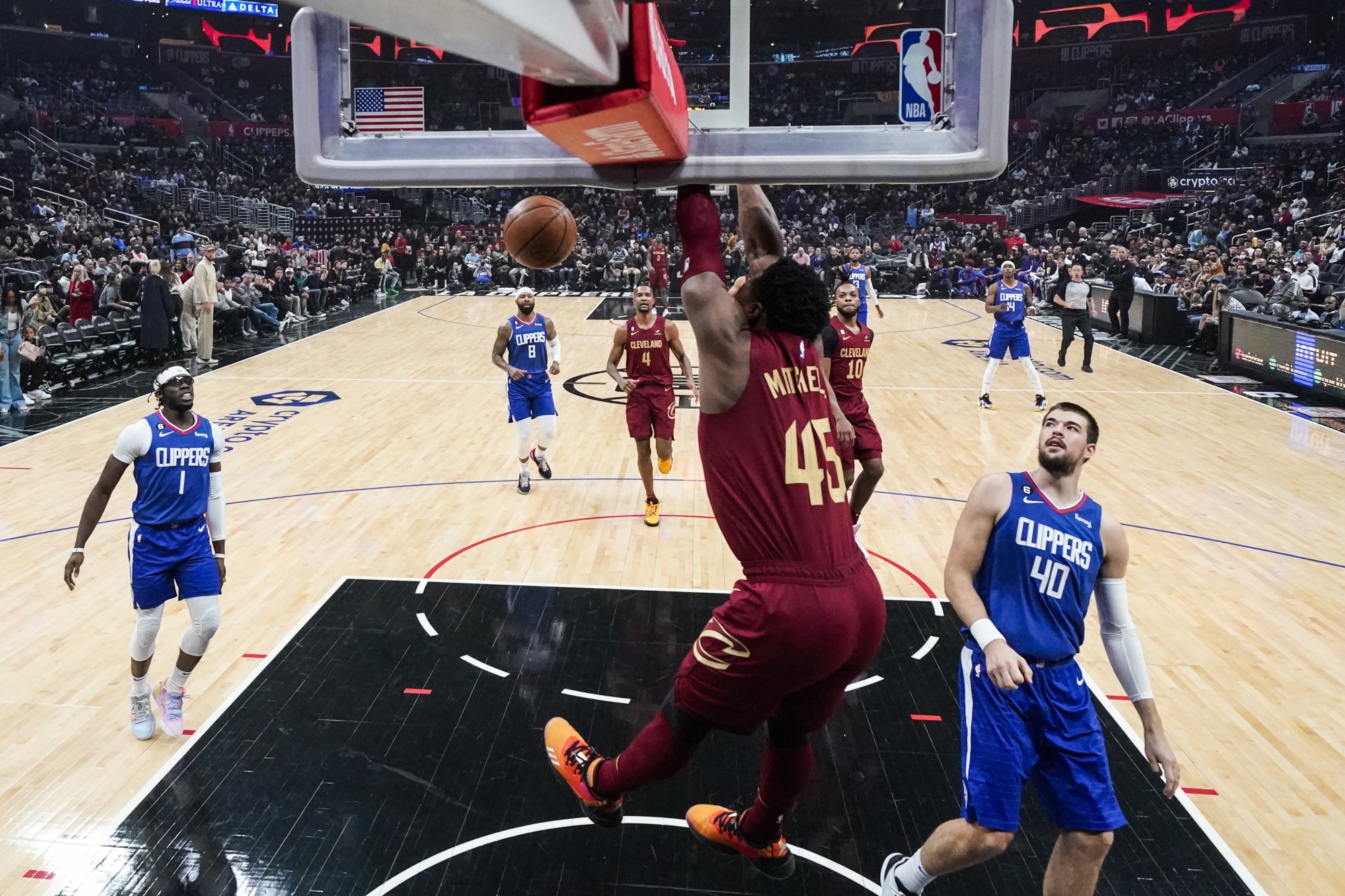 Clippers' Late Rally Falls Short Against Cavaliers Clippers' Late Rally Falls Short Against Cavaliers