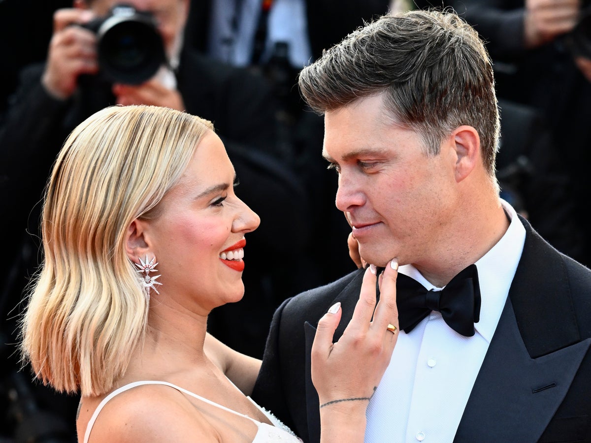 Colin Jost's Earnings Vs. Scarlett Johansson's: A Look At Celebrity Finances Colin Jost's Earnings Vs. Scarlett Johansson's: A Look At Celebrity Finances