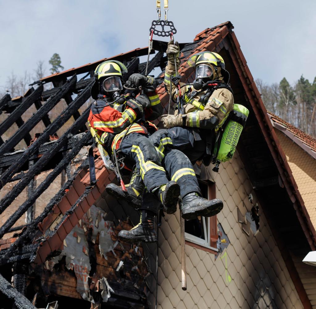 Einsatzkräfte Finden Leichen Nach Wohnungsbrand In Bad Gottleuba-Berggießhübel Einsatzkräfte Finden Leichen Nach Wohnungsbrand In Bad Gottleuba-Berggießhübel