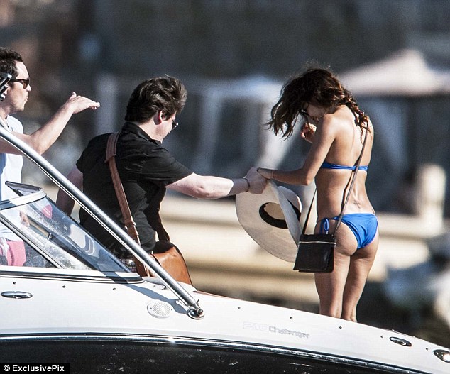 Eva Longoria Sizzles In A Leopard Bikini Eva Longoria Sizzles In A Leopard Bikini