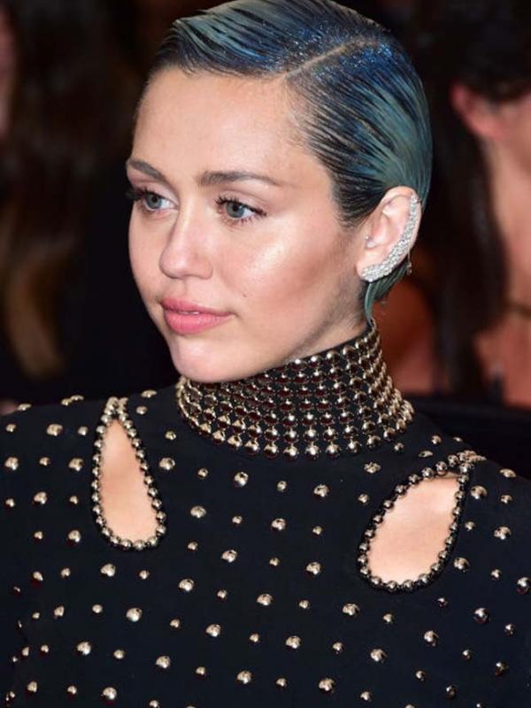 Evolusi Busana Miley Cyrus: Cerminan Perubahan Pribadi Evolusi Busana Miley Cyrus: Cerminan Perubahan Pribadi