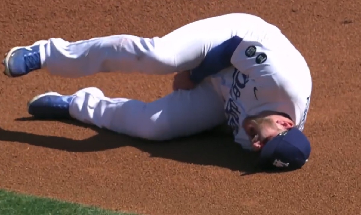 Ex-NFL Quarterback's Casual Fly Ball Grab During Max Muncy's Japan Game Ex-NFL Quarterback's Casual Fly Ball Grab During Max Muncy's Japan Game