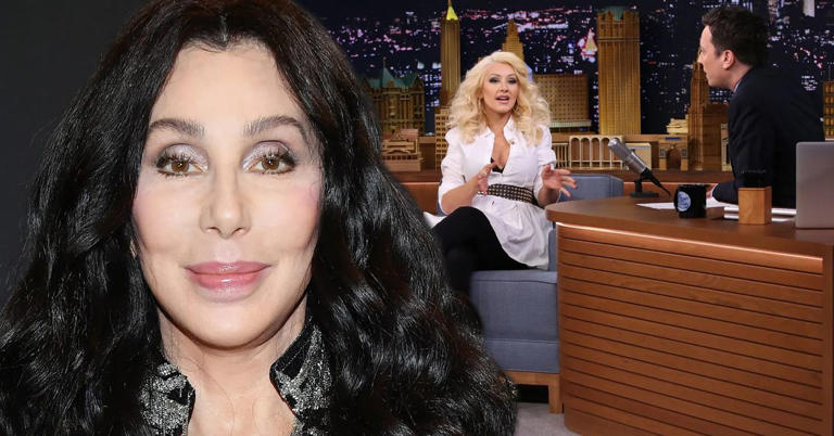 Fans Question Christina Aguilera's Latest Photos: Photoshop Controversy Erupts Fans Question Christina Aguilera's Latest Photos: Photoshop Controversy Erupts
