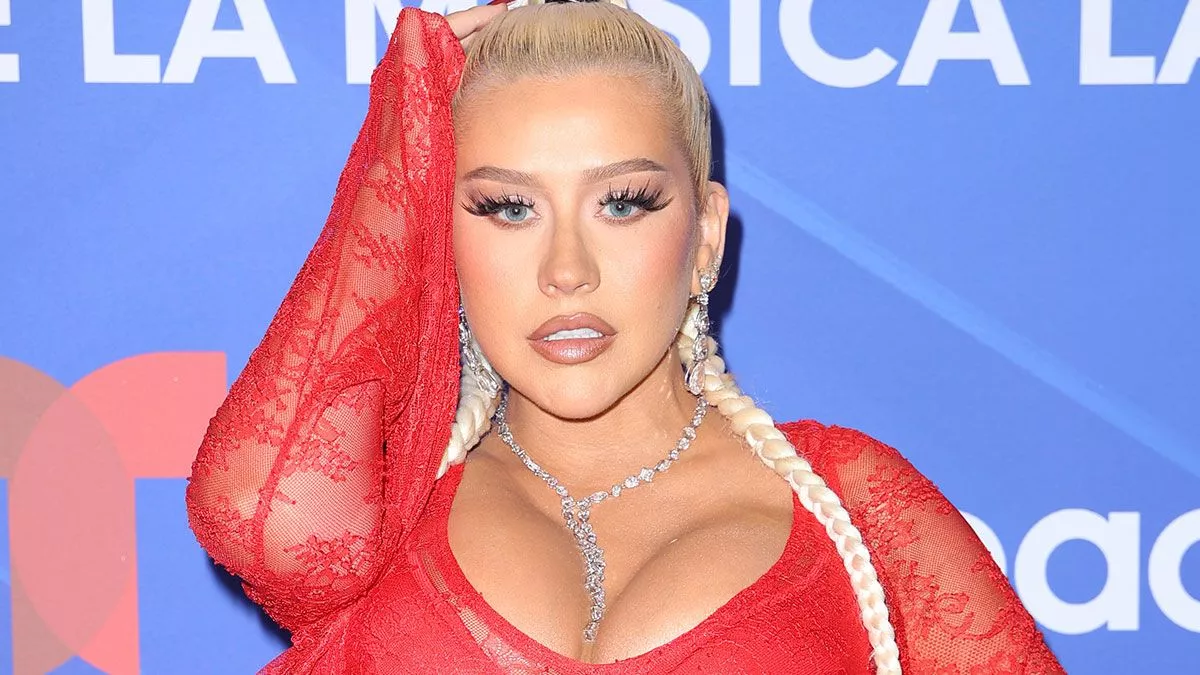 Fans React To Christina Aguilera's Heavily Edited New Photos Fans React To Christina Aguilera's Heavily Edited New Photos
