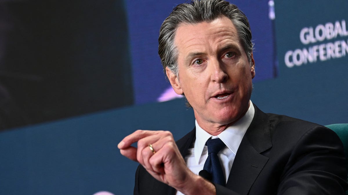 Gavin Newsom Faces Gaslighting Accusations After Podcast Reveal: A Social Media Analysis Gavin Newsom Faces Gaslighting Accusations After Podcast Reveal: A Social Media Analysis