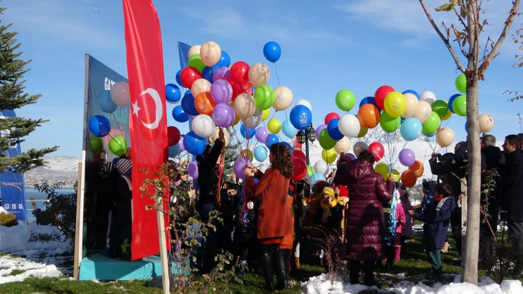 Gazzeli Çocuklar Çadırda Kuran Öğreniyor: Bir Ezberleme Hikayesi Gazzeli Çocuklar Çadırda Kuran Öğreniyor: Bir Ezberleme Hikayesi