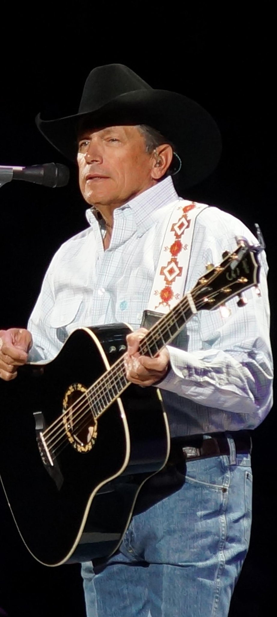 George Strait Makes Surprise Dairy Queen Appearance, Meets Fan George Strait Makes Surprise Dairy Queen Appearance, Meets Fan