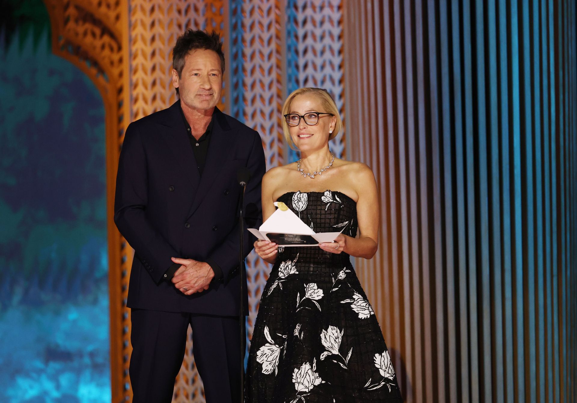 Gillian Anderson & David Duchovny Reunite On Stage At SAG Awards Gillian Anderson & David Duchovny Reunite On Stage At SAG Awards