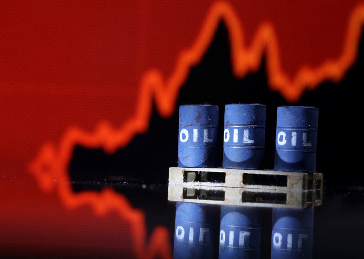 Gold Price Surge: Trump's EU Threats Fuel Trade War Fears Gold Price Surge: Trump's EU Threats Fuel Trade War Fears