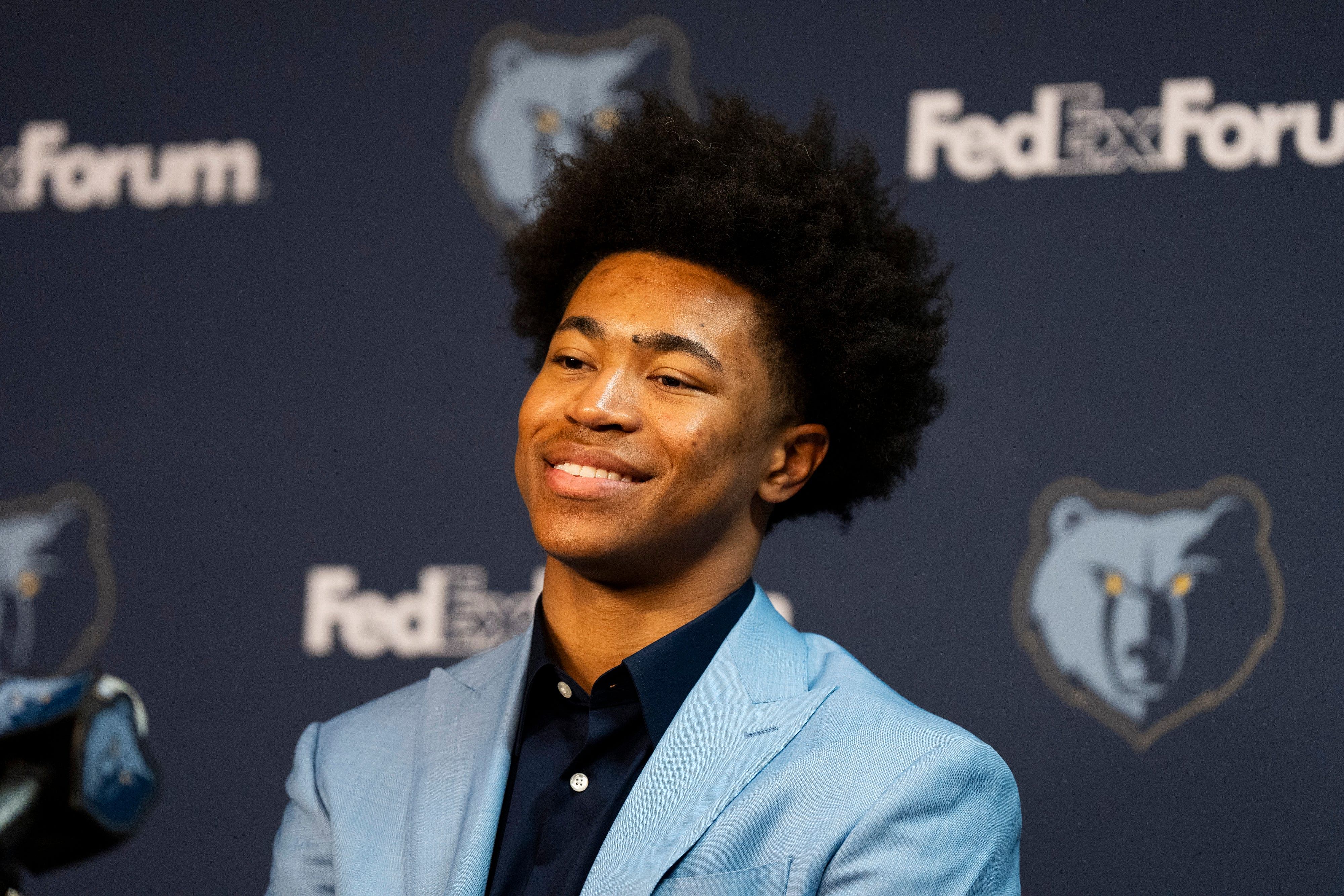 Grizzlies' Jaylen Wells Suffers Scary Fall, Removed On Stretcher Grizzlies' Jaylen Wells Suffers Scary Fall, Removed On Stretcher