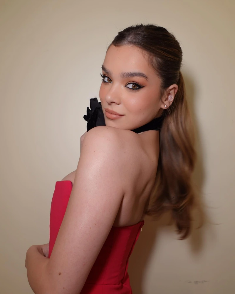 Hailee Steinfeld's Captivating Red Cape: Sinner Photo Call In Mexico Hailee Steinfeld's Captivating Red Cape: Sinner Photo Call In Mexico