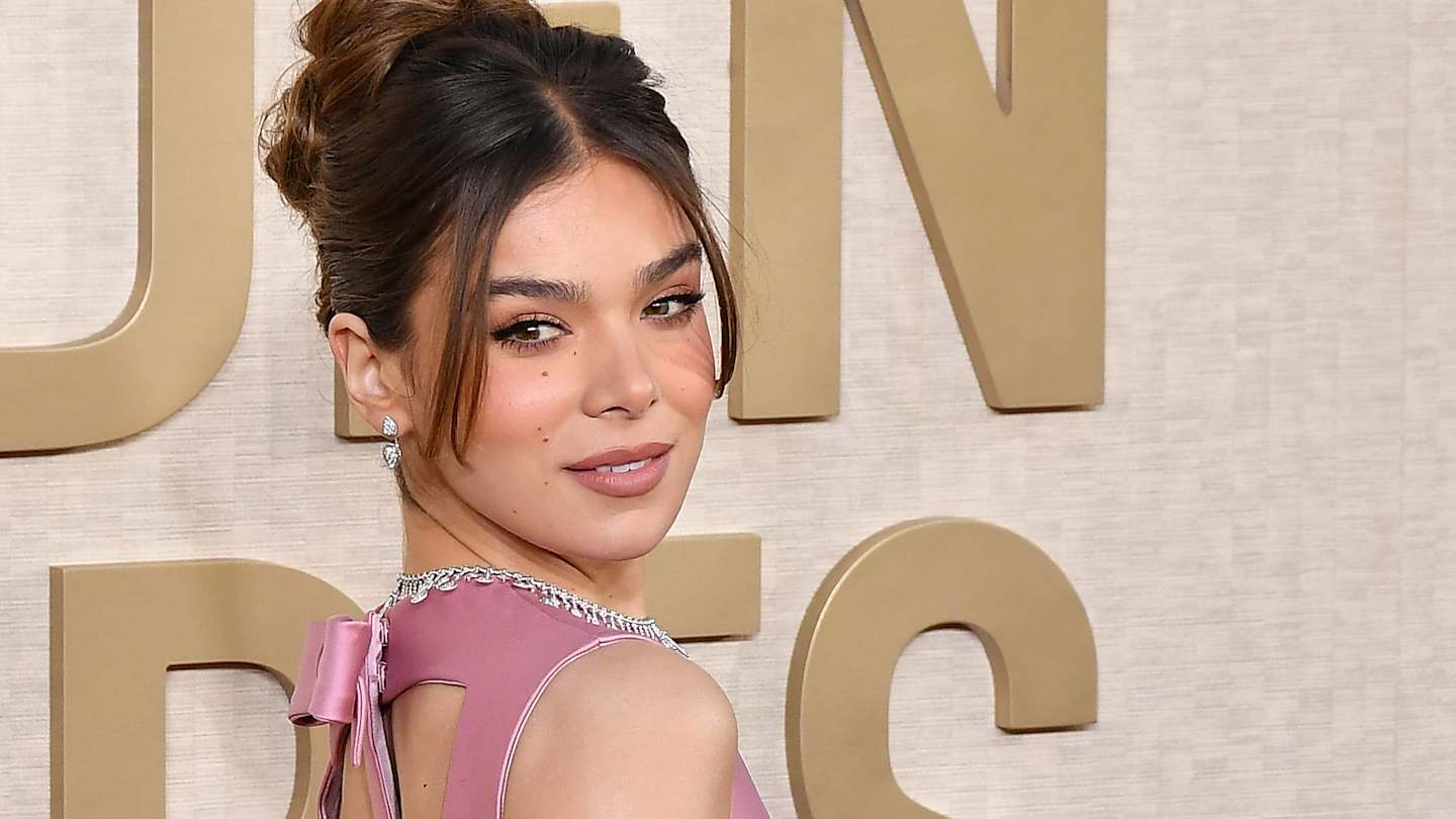 Hailee Steinfeld's Chiefs Praise During Hot Ones Challenge Hailee Steinfeld's Chiefs Praise During Hot Ones Challenge