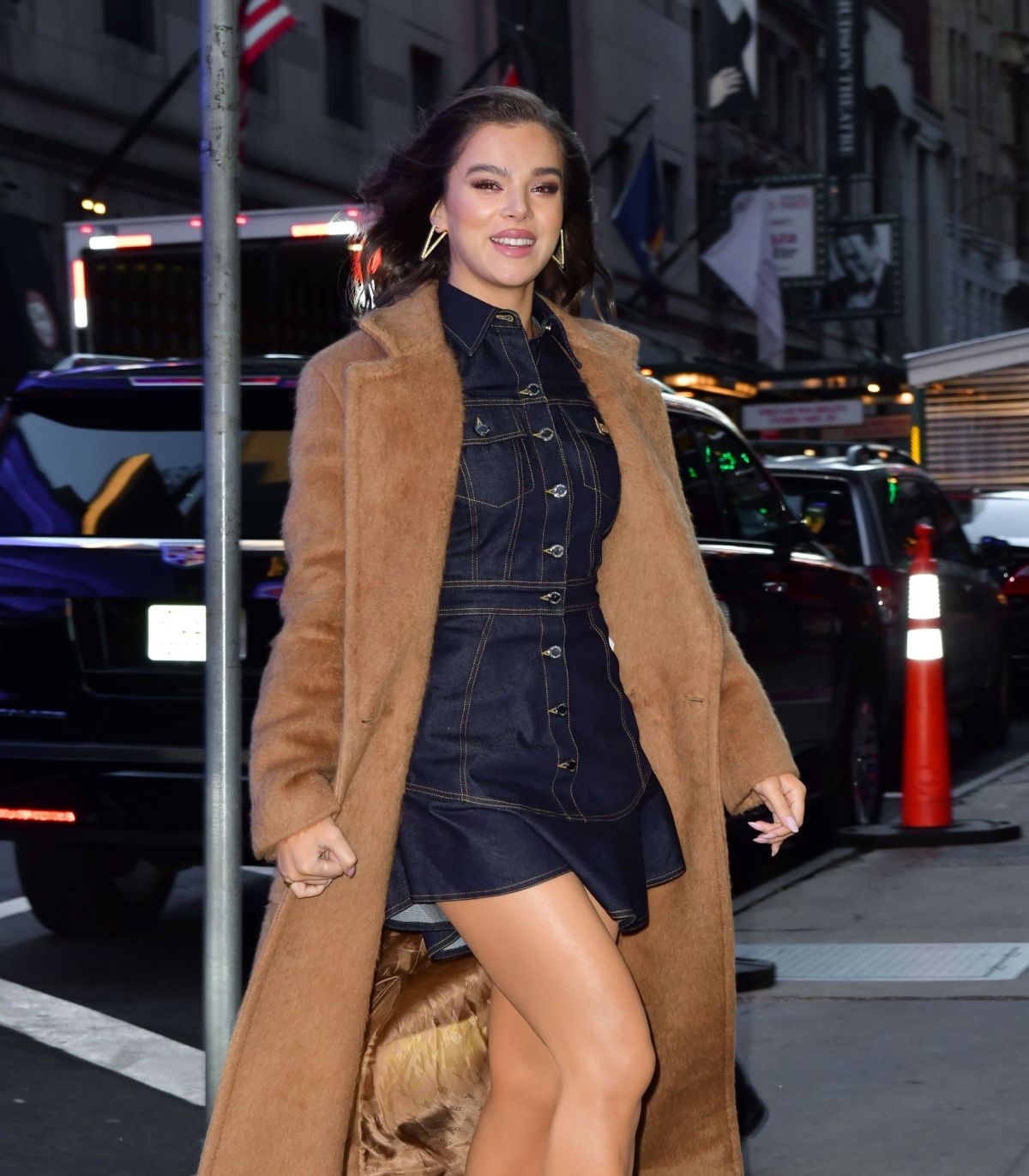Hailee Steinfeld's Good Morning America Outfit: A Closer Look Hailee Steinfeld's Good Morning America Outfit: A Closer Look