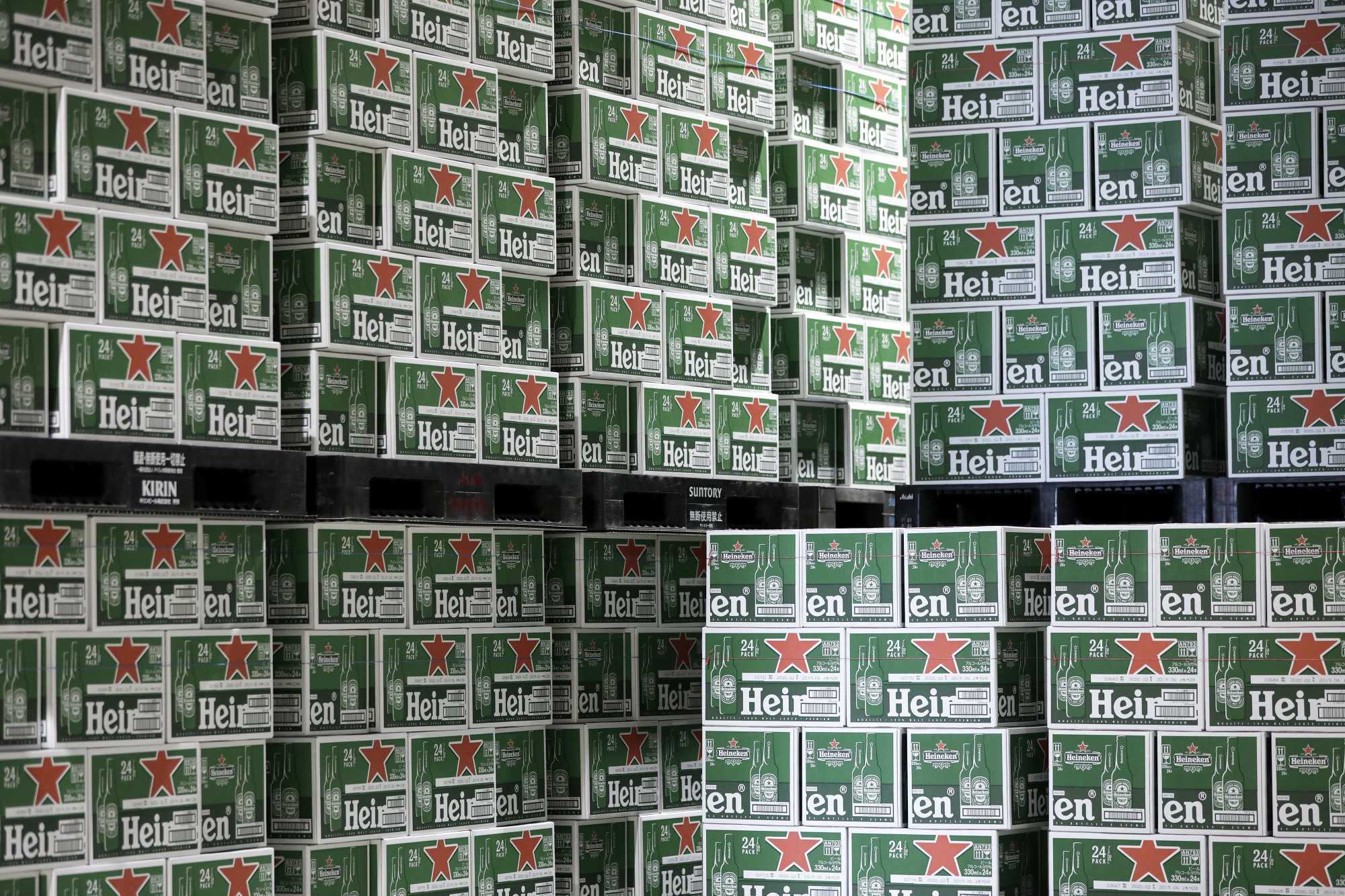 Heineken Exceeds Revenue Forecasts, Maintains Positive Outlook Amid Tariffs Heineken Exceeds Revenue Forecasts, Maintains Positive Outlook Amid Tariffs