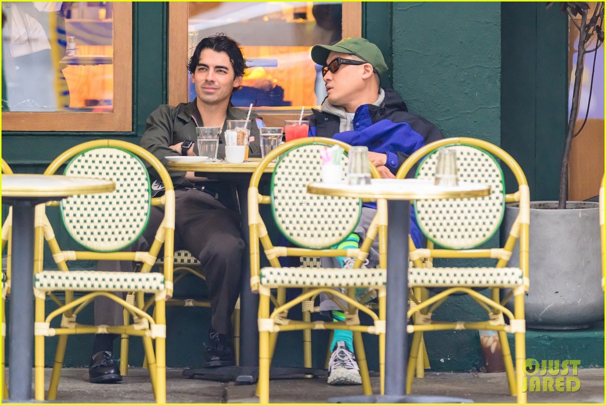 How Joe Jonas Handled A Couple Arguing Over Him How Joe Jonas Handled A Couple Arguing Over Him