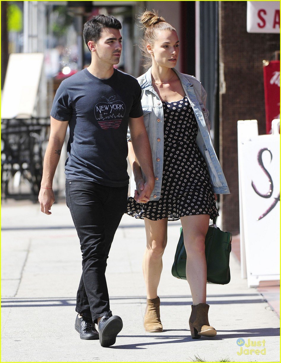 How Joe Jonas Handled A Couple's Fight About Him How Joe Jonas Handled A Couple's Fight About Him