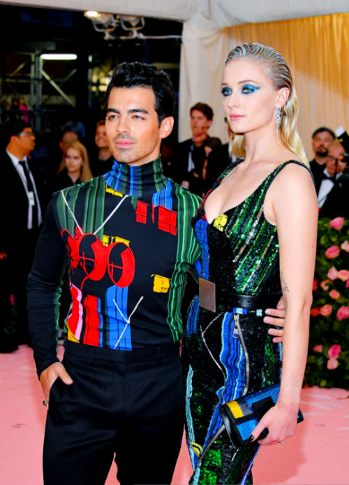 How Joe Jonas Handled A Fan Couple's Fight Over Him How Joe Jonas Handled A Fan Couple's Fight Over Him
