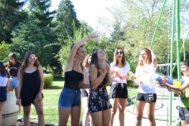 Izkušnja Songkran Festivala: Vodna Bitka Na Ulicah Tajske Izkušnja Songkran Festivala: Vodna Bitka Na Ulicah Tajske