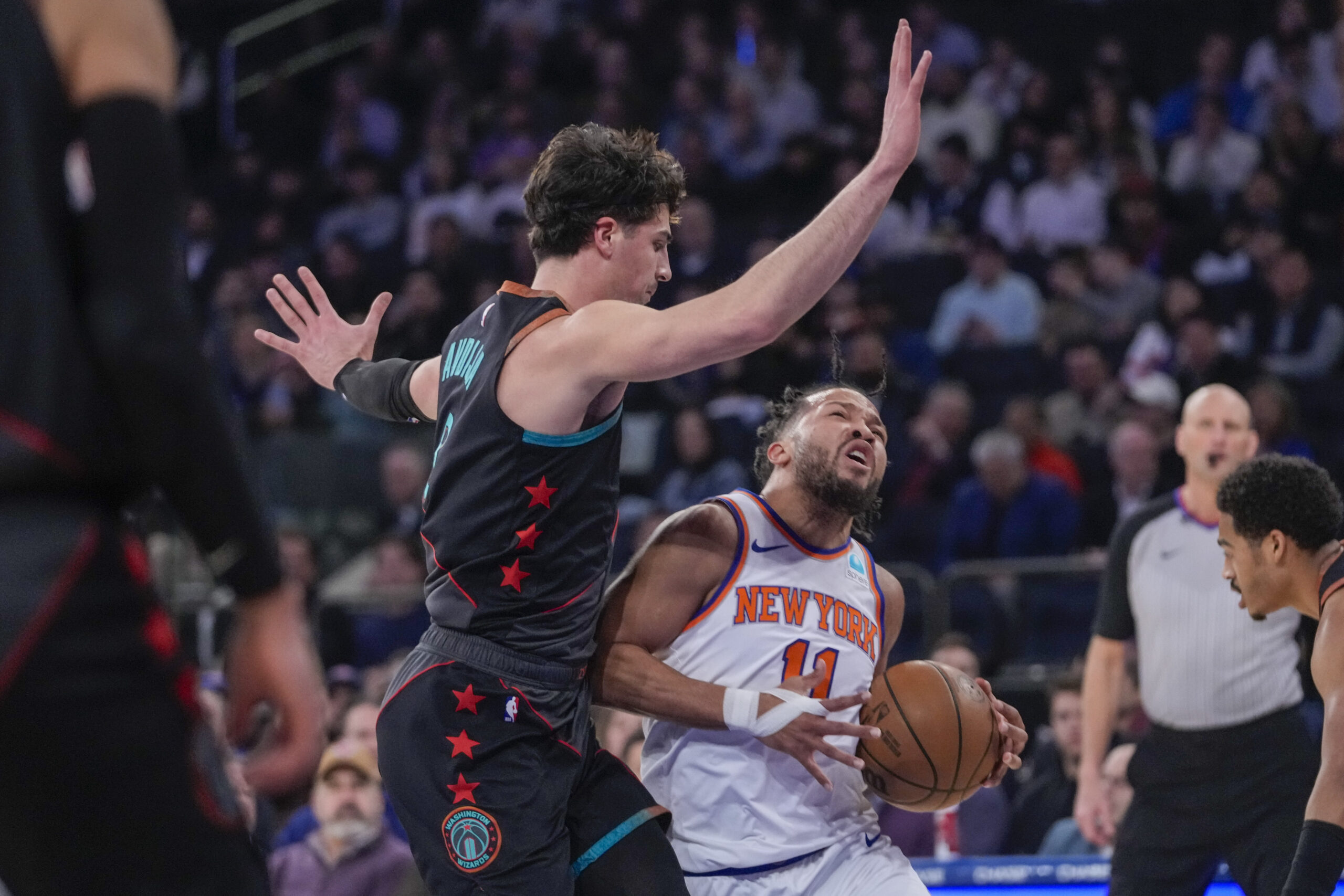 Jalen Brunson Rolls Ankle, Knicks Lose To Lakers In Overtime Jalen Brunson Rolls Ankle, Knicks Lose To Lakers In Overtime