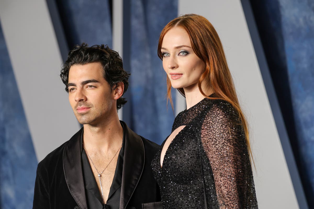 Joe Jonas Handles Couple's Argument About Him With Grace Joe Jonas Handles Couple's Argument About Him With Grace