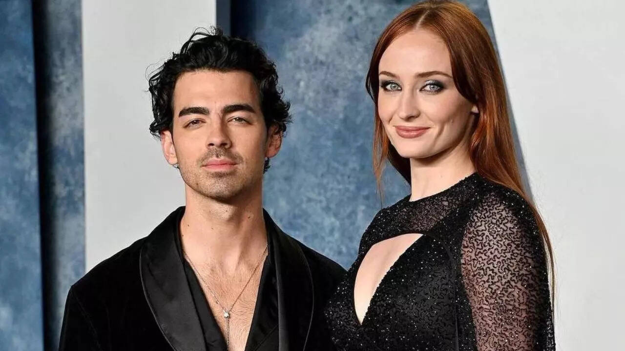 Joe Jonas Responds To Couple Fighting Over Him: The Best Reaction Joe Jonas Responds To Couple Fighting Over Him: The Best Reaction