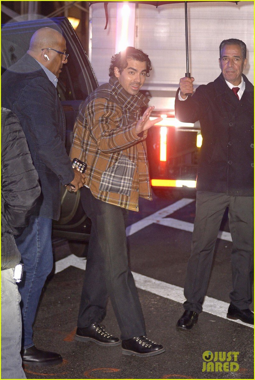 Joe Jonas: The Unexpected Mediator In A Couple's Argument Joe Jonas: The Unexpected Mediator In A Couple's Argument