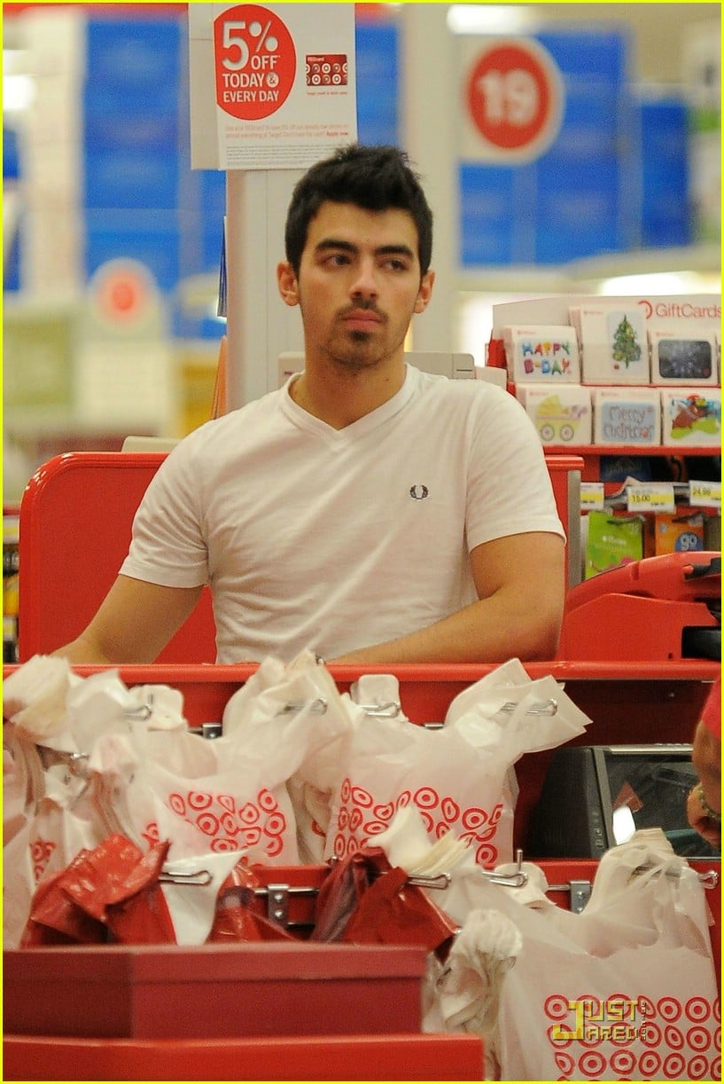 Joe Jonas: The Unexpected Target Of A Couple's Fight Joe Jonas: The Unexpected Target Of A Couple's Fight
