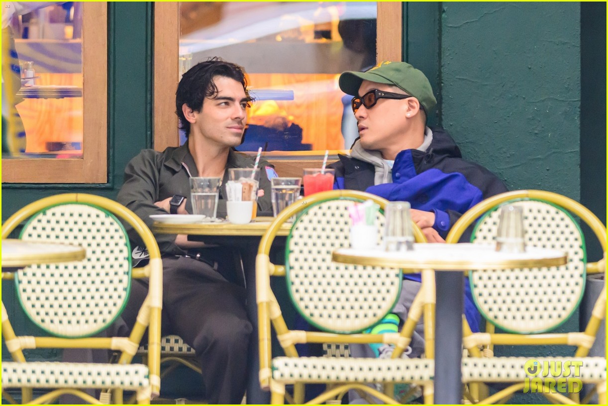 Joe Jonas's Mature Reaction To A Couple's Public Argument Joe Jonas's Mature Reaction To A Couple's Public Argument