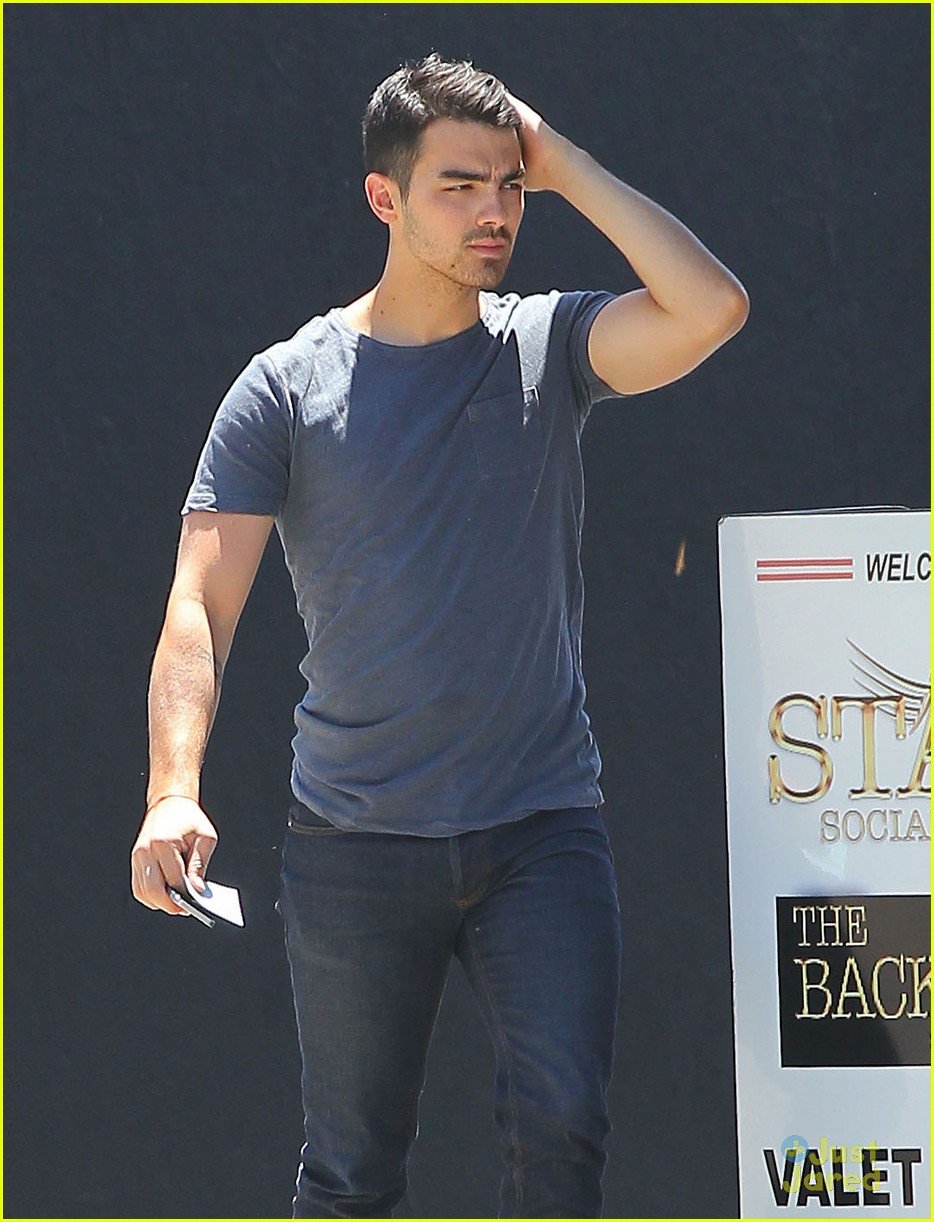 Joe Jonas's Perfect Response To A Couple's Fight Over Him Joe Jonas's Perfect Response To A Couple's Fight Over Him