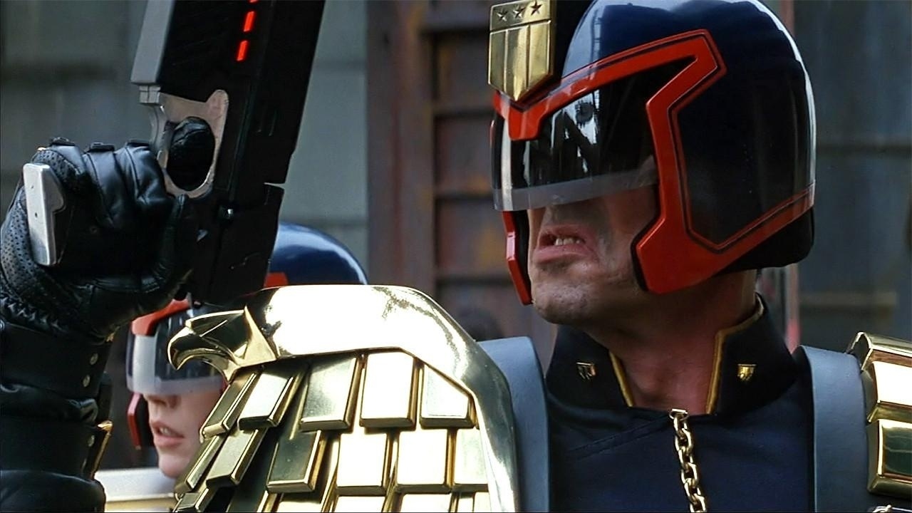 Judge Dredd: Por Que A Versão De Stallone É Melhor Do Que Parece Judge Dredd: Por Que A Versão De Stallone É Melhor Do Que Parece