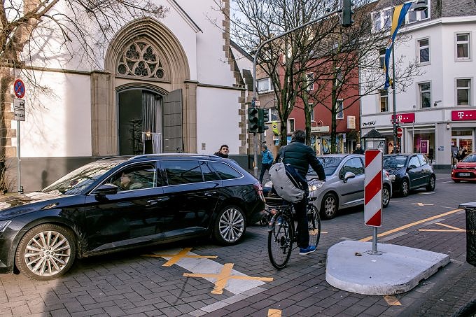 Karl Weinbar: Neueröffnung An Der Venloer Straße Karl Weinbar: Neueröffnung An Der Venloer Straße