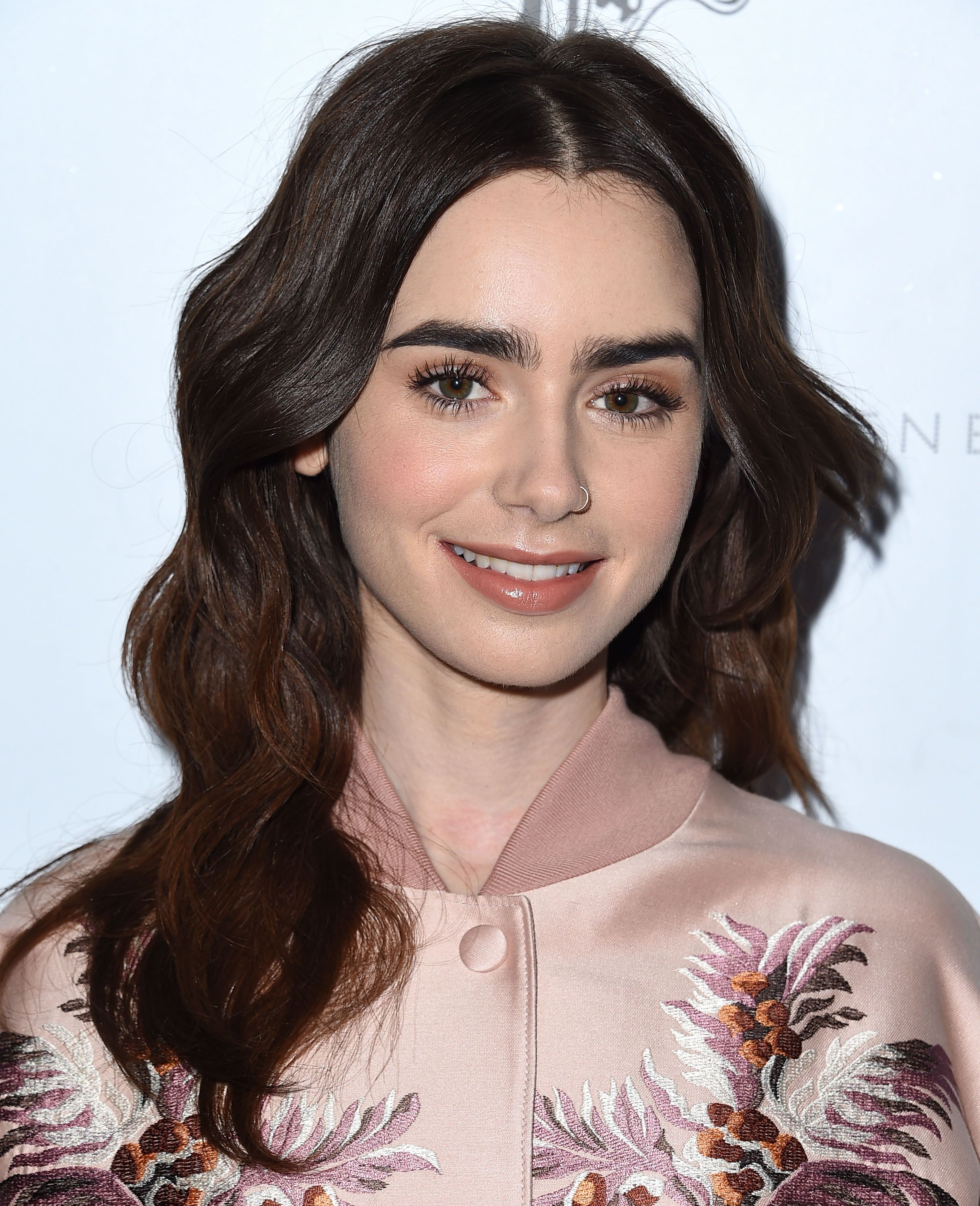 Lily Collins' Beauty Look: Bob Haircut, Bushy Brows, And Nude Lip Trend Lily Collins' Beauty Look: Bob Haircut, Bushy Brows, And Nude Lip Trend