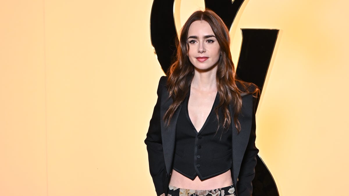 Lily Collins' Perfect Nude Lip And Bob Haircut Combination Lily Collins' Perfect Nude Lip And Bob Haircut Combination