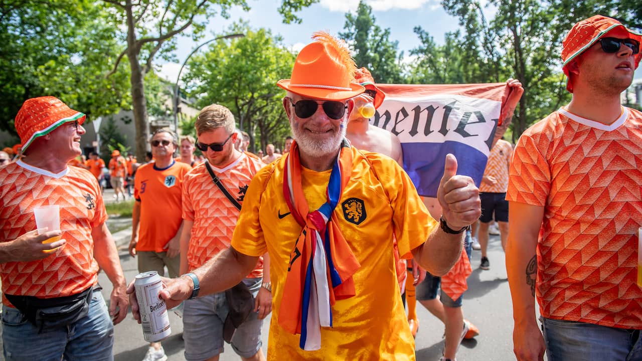 Liverpool En Oranjegekte: Nederlandse Supporters Reizen Af Voor Titelstrijd Liverpool En Oranjegekte: Nederlandse Supporters Reizen Af Voor Titelstrijd