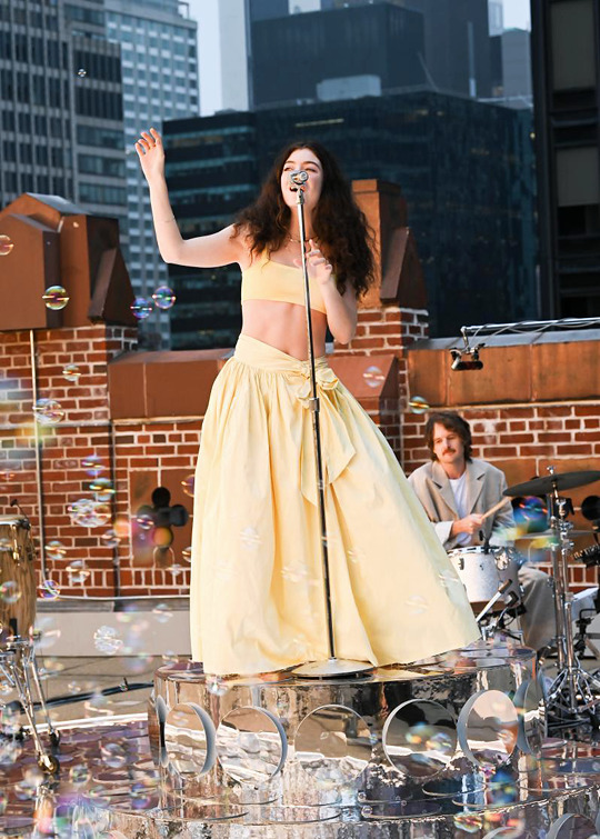 Lorde Stuns Fans With Unexpected Club Appearance At Lorde-Themed Event