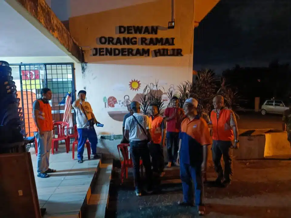 Mangsa Tragedi Putra Heights Terima Bantuan Daripada 10 Anggota ADN PAS Selangor Mangsa Tragedi Putra Heights Terima Bantuan Daripada 10 Anggota ADN PAS Selangor