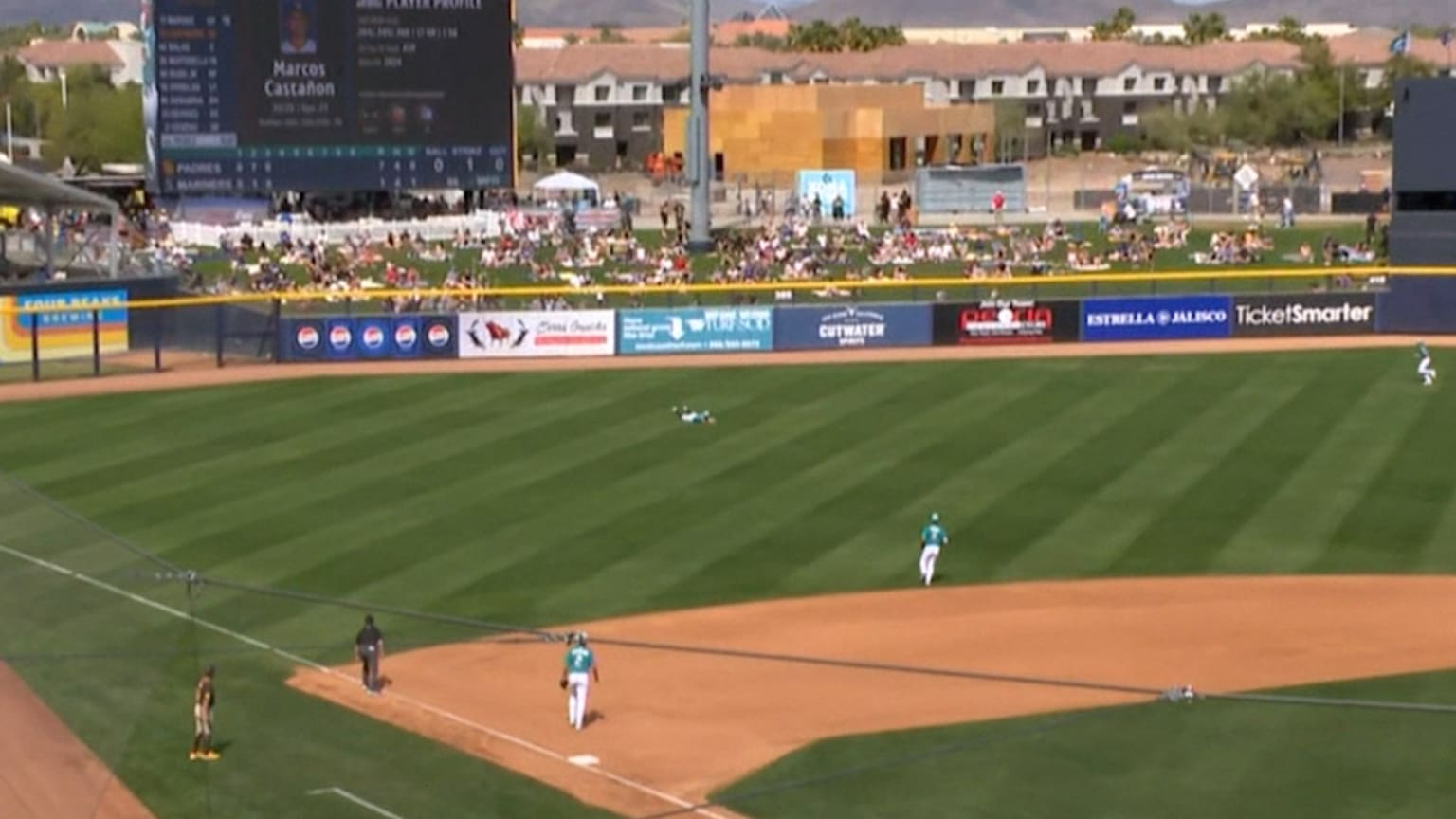 Mariners Outfielder's Diving Catch: A Play For The Ages Against Giants Mariners Outfielder's Diving Catch: A Play For The Ages Against Giants